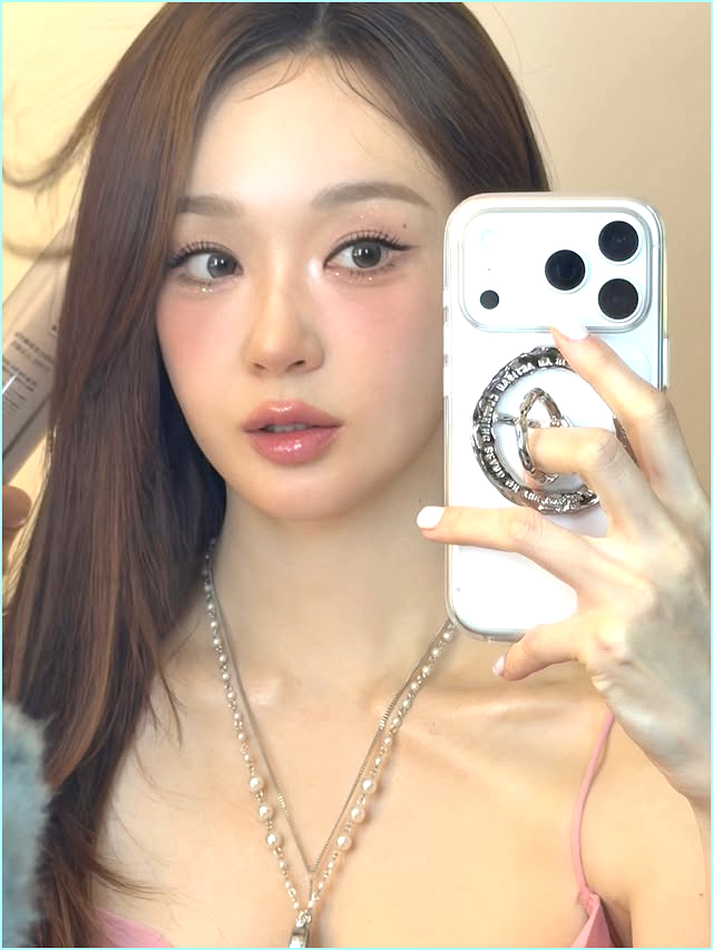  강민경 최근 공연 미모 근황, 실물 깡패라는 말로도 부족한 "인간 핑크" 그 자체
