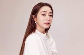 이민정 유튜브 집안 기둥 빼고 다 드려요 120만 원 명품 패딩부터 이병헌 스탠포드 굿즈까지 ....