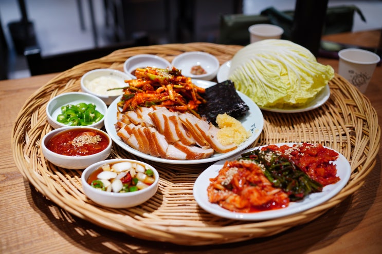  [마포 서교동 맛집] 어서와칼국수 - 홍대 보쌈, 칼국수, 오징어 무침