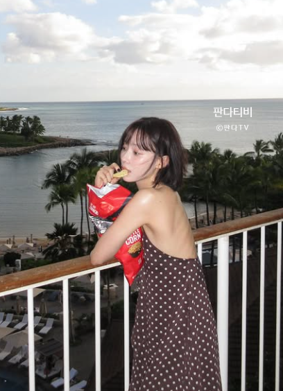  에스파 윈터 종잇장 몸매 드러낸 휴양지룩