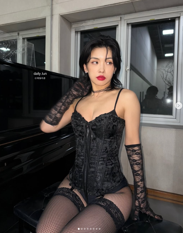  아이키 인스타 근황, 시스루 스타일링으로 시선 집중