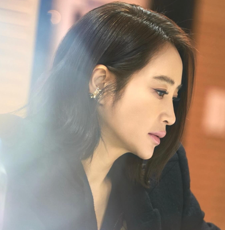  56세 김혜수, 시크한 미모 돋보여 우아한 단발미 완성