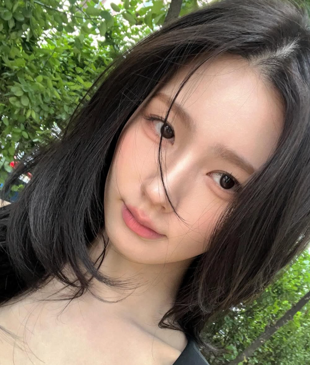 “송혜교 아닌 손예진 닮아” 아이들 미연, 공주병 해명 & 프로필 나이 키｜여자 프라다 가방....