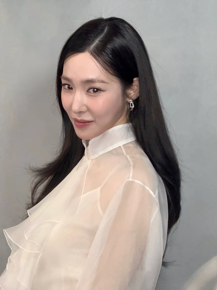  티파니변요한 결실! 화이트 실크 블라우스룩으로 증명한 ‘역대급’ 예비신부 미모