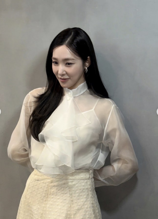   소녀시대 티파니, 배우 변요환과 결혼 발표 후 더 예뻐졌다… 새하얀 블라우스 속 물오른 미모의 비결(소녀시대 티파니 인스타그램 주소)