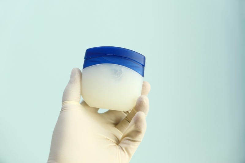 절대로 알려주지 않는 바세린 올바르게 바르는 꿀팁! 바세린으로 주름, 기미, 검버섯 없애는 ....