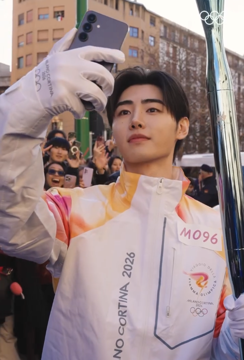 ENHYPEN's Sunghoon Carries the Milan Winter Olympics Torch! The Figure Skating Prince's Triumphant Return ENHYPEN SUNGHOON