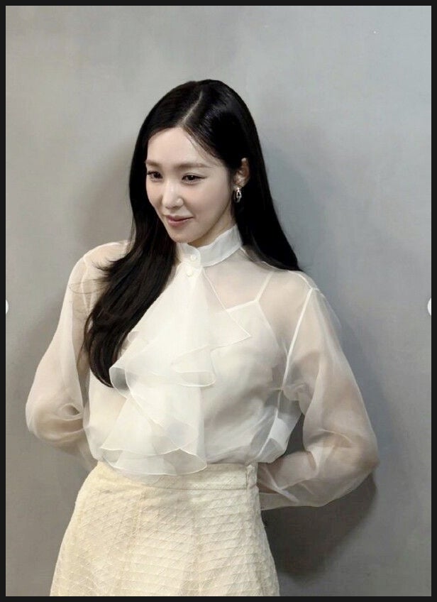  역시 핑크 공주! 새하얀 블라우스 입은 예비 신부 티파니의 눈부신 아우라