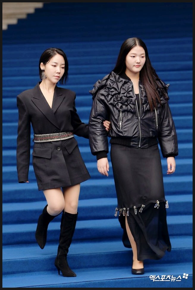  이윤진 딸 소을, 모델 포스 폭발! 합의 이혼 전날 포착된 '당당한 모녀 미소'
