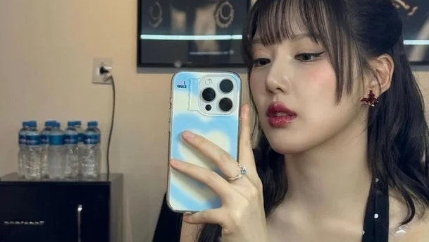 여자친구 예린, 청순함 벗고 홀터넥 드레스로 뽐낸 치명적인 섹시미