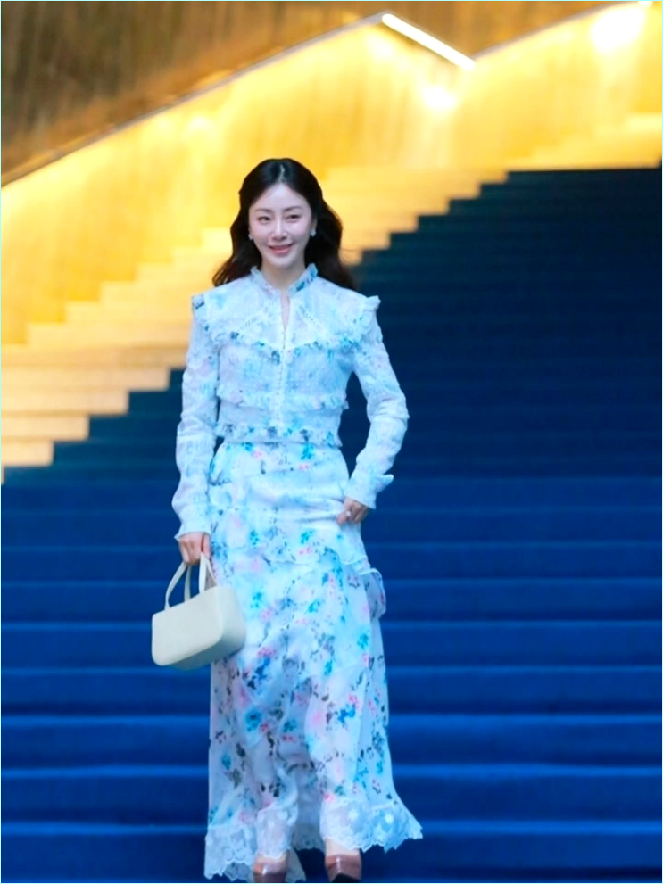  "방부제 미모 실화?" 50세 오나라, 서울패션위크 뒤집어놓은 레전드 여신룩