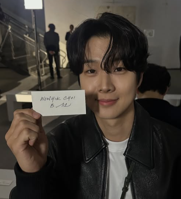 최우식 7년 만에 재회 아우라 남자펌 종류 파마 헤어스타일