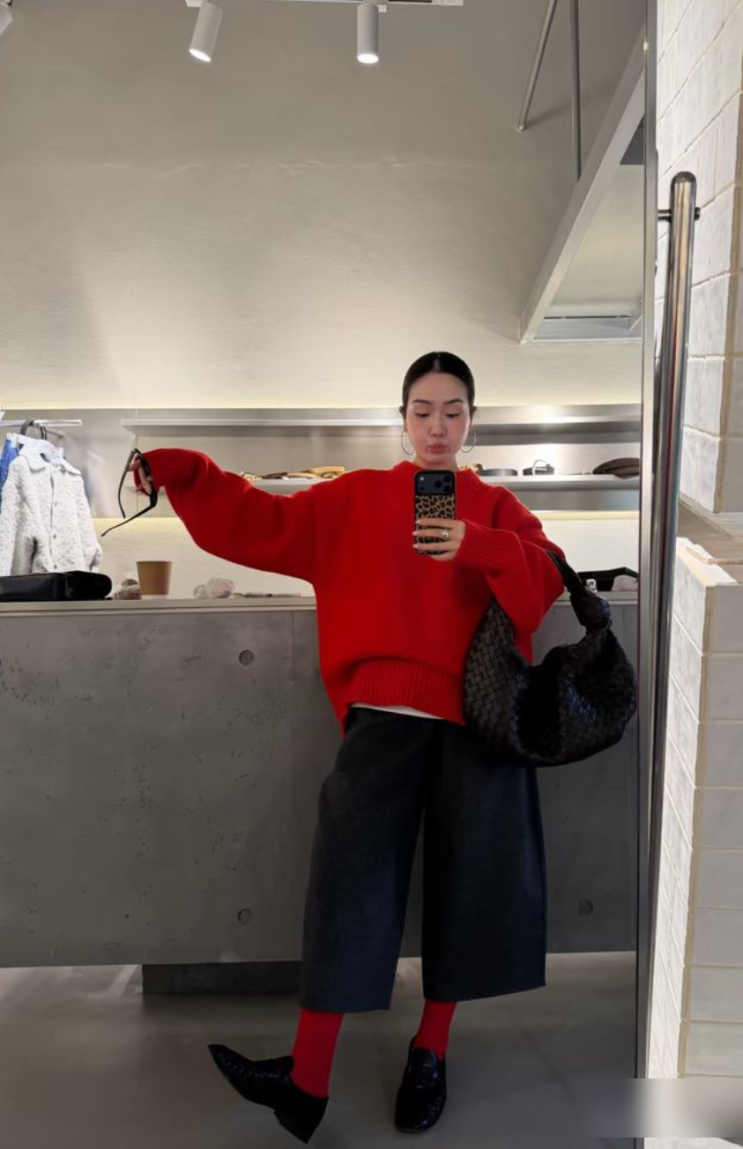  러블리한 스윗함이 넘치는 데이트에서 여친룩으로 발렌타인데이 레드 스웨터 코디 추천