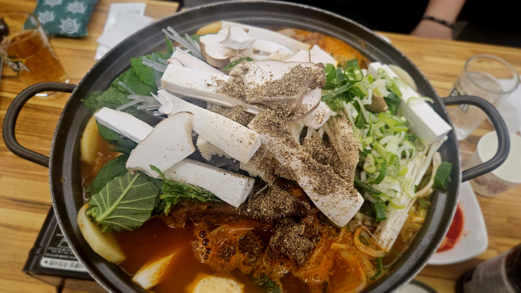  비 오는 날 감자탕이 생각난다면, 여기 한 번은 와봐야 한다. 모두 순대국 감자탕 난곡점