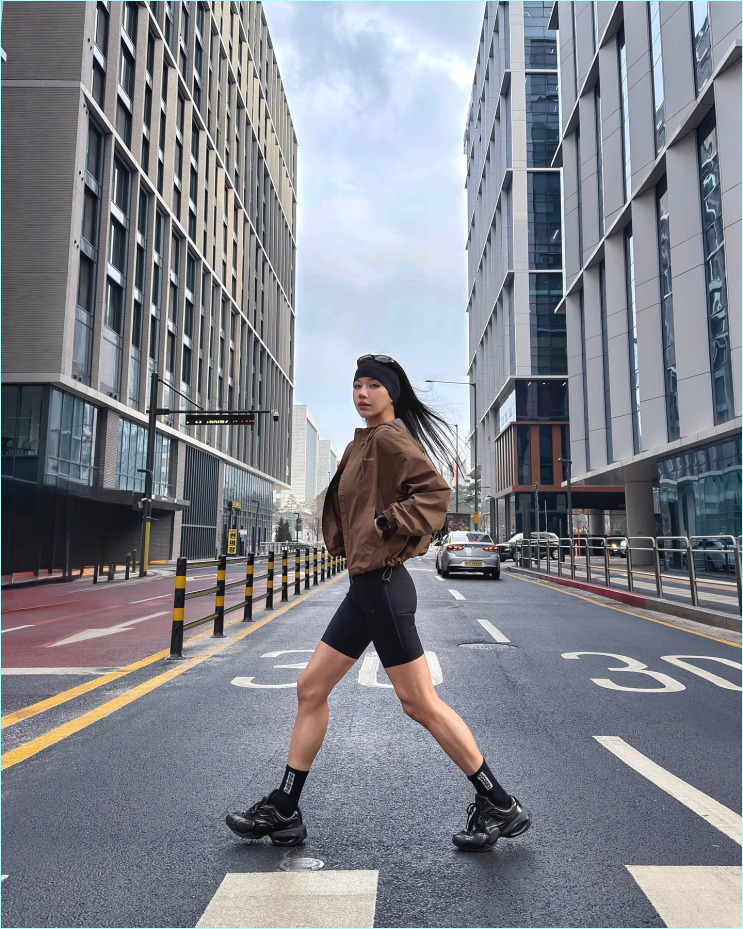  "몸매가 서사다" DJ 박시현, 도심 한복판 시선 싹쓸이한 본업 천재의 초밀착 사복
