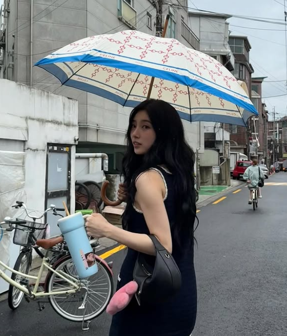  요즘 2030 유행하는 수지 문신템! 셀린느 틴 룰루백, 스카프 하나로 '귀티' 내는 법