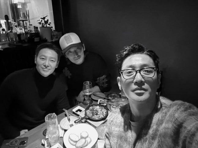 하정우 주지훈 김동욱 한자리에 모였다… ‘신과함께’ 삼총사 저녁 사진에 결혼설 질문까....