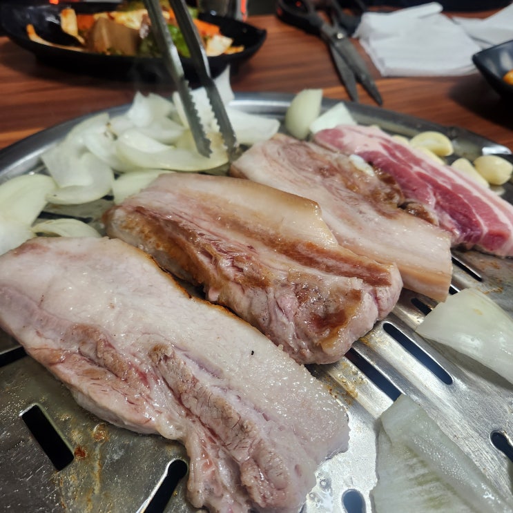  중화역 삼겹살과 돼지갈비를 먹을 수 있는 고기 맛집 '솔밭숯불생고기'