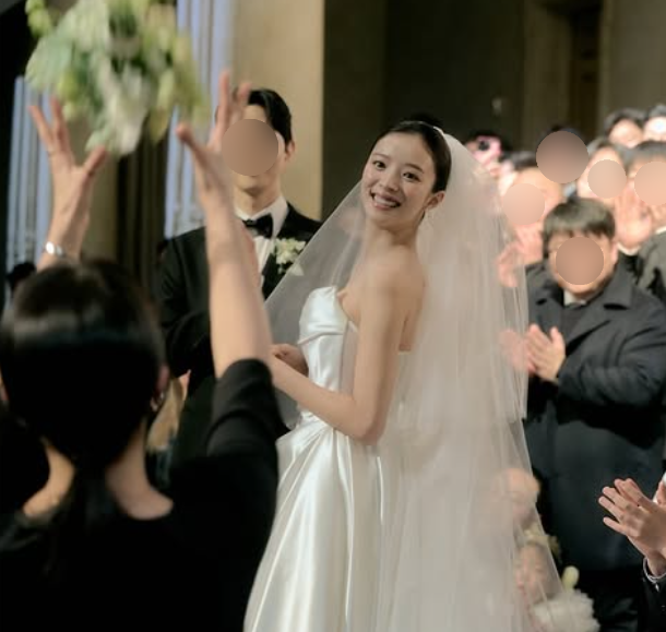  많은 이들의 축복을 받은 결혼식에서 김지영, 임신 중 드레스핏 화제