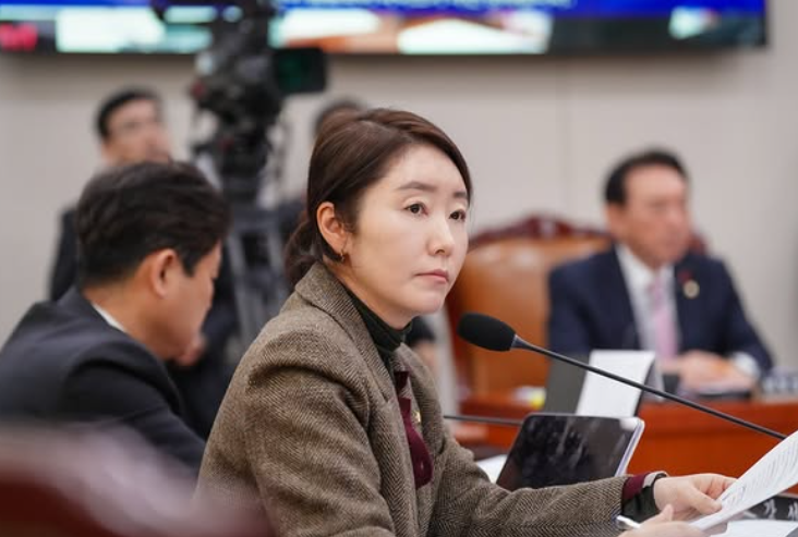 강선우 국회의원 누구인가? 나이·고향·학력·배우자 총정리