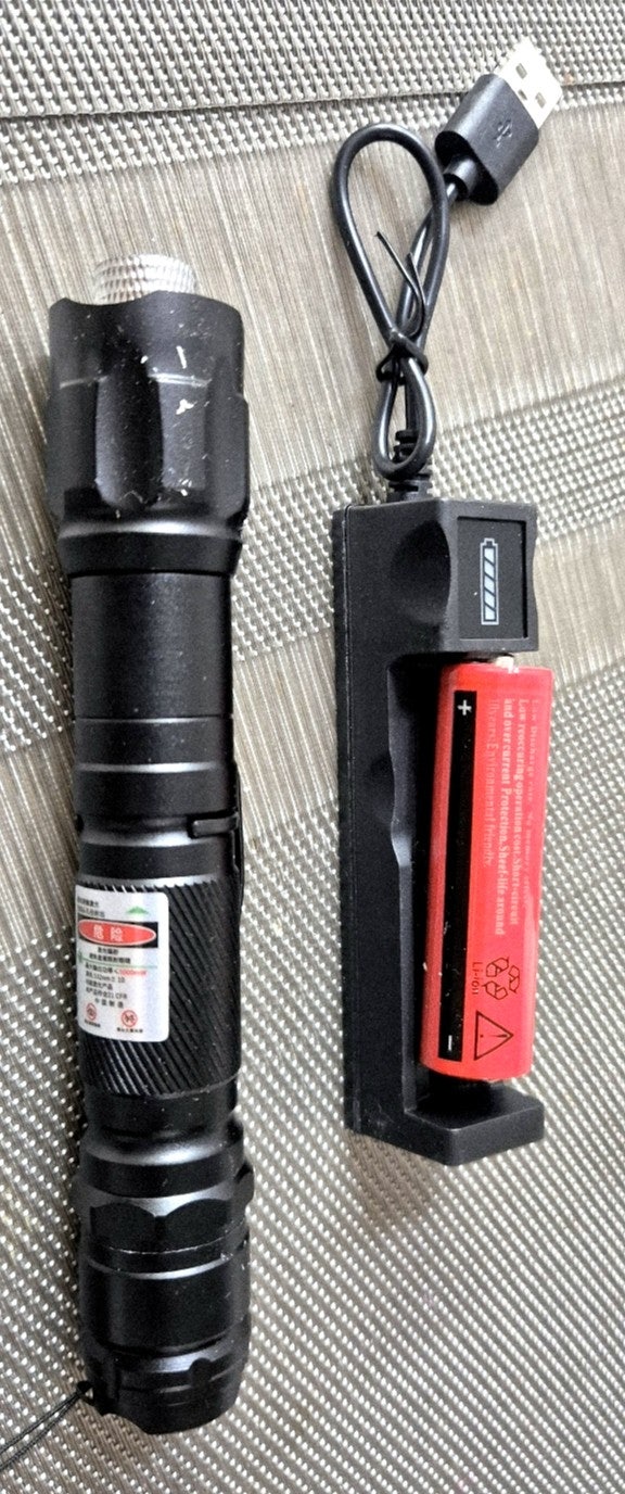 그린 레이저 포인터( green laser pointer <5,000mW ) 12,000원. 레이저성능과 레이저위험성 Ai해석