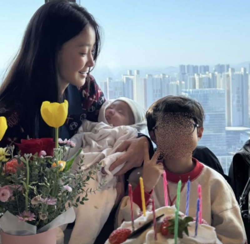 이시영 이혼 후 홀로서기 중 맞이한 아들 9세 생일! 품에 안긴 둘째 딸까지 공개 [연예인]