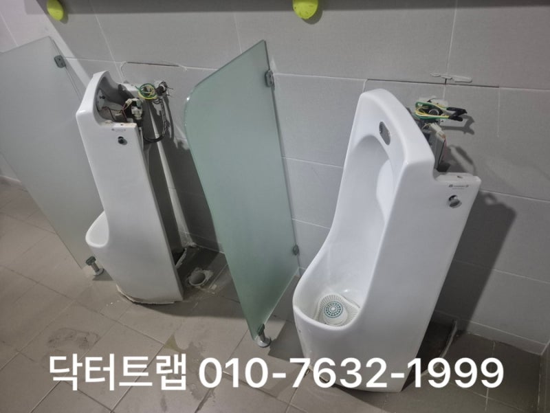 남자화장실 소변기 냄새 한번에 차단하는 방법 (소변기 암모니아 냄새 제거 방법!)