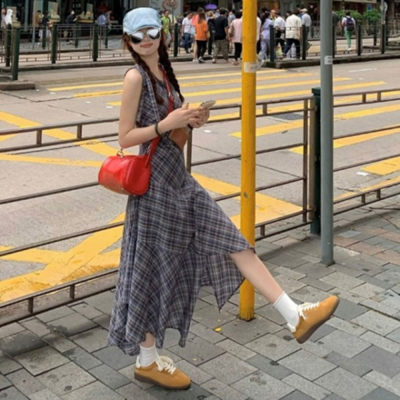 휴양지에서 빛나는 스타일 체크 패턴 롱원피스로 완성해보세요