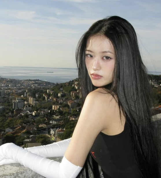IVE An Yu-jin's Comeback Photos: Amazing Vibe from a Vintage Digital Camera (Info Inside!)