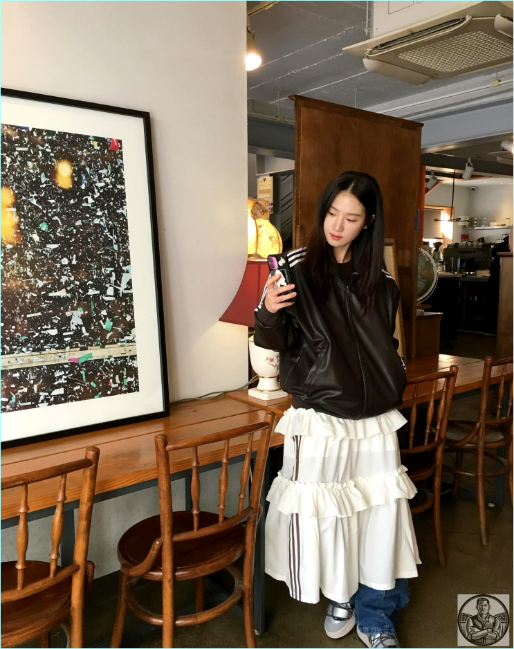  "인간 아디다스 강림?" 배우 박주현, 힙한 가죽 져지에 샤스커트 믹스매치 분위기 미쳤네