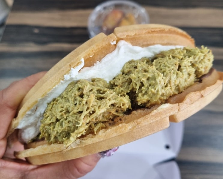  연수동 디저트카페 와플맛집 카페인중독 연수 두바이 와플 구매 성공