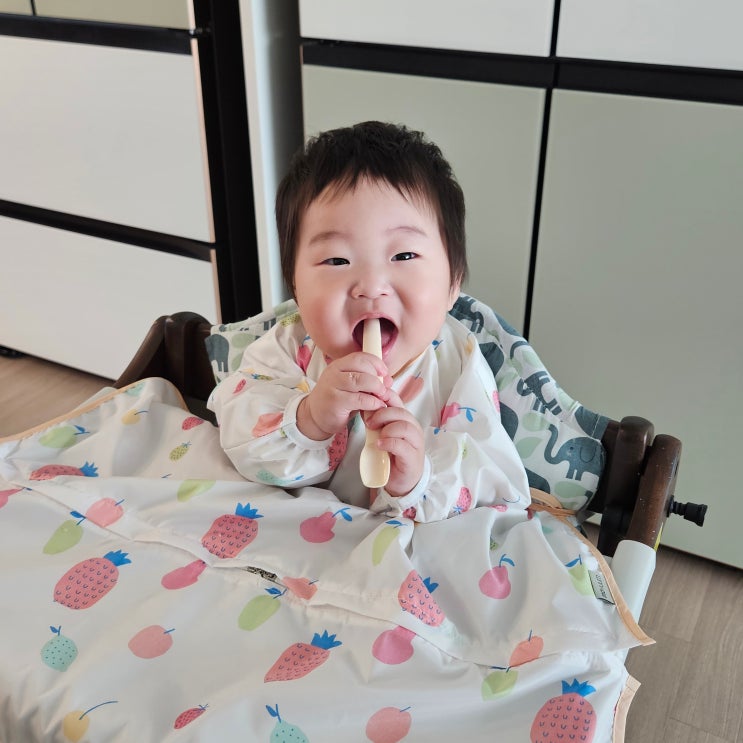 아기 초기 이유식 준비물 식탁 일체형턱받이 '모윰 자기주도 이유식 가운'