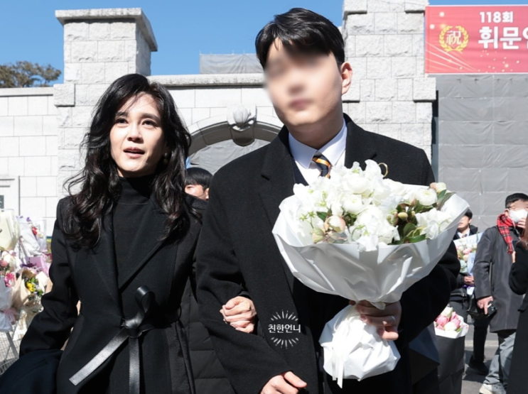  "다 가진 엄마의 미소" 이부진 폴렌느 가방  코트, 올블랙 졸업식 코디의 품격