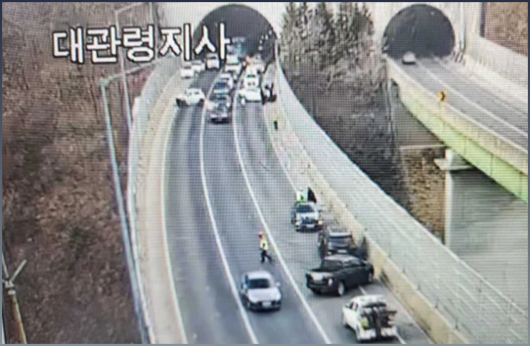 영동고속도로 <b>대관령</b> 5<b>터널</b> 출구 블랙아이스 추정 다중 추돌<b>사고</b>