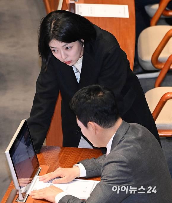 최근 국민의힘 내부에서 동시에 진행된 배현진 의원 징계 심의와 고성국 씨 탈당 권유