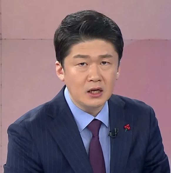 [단독] 앵그리 앵커 김명준, 8년 만에 뉴스파이터 전격 하차... 진짜 이유는?