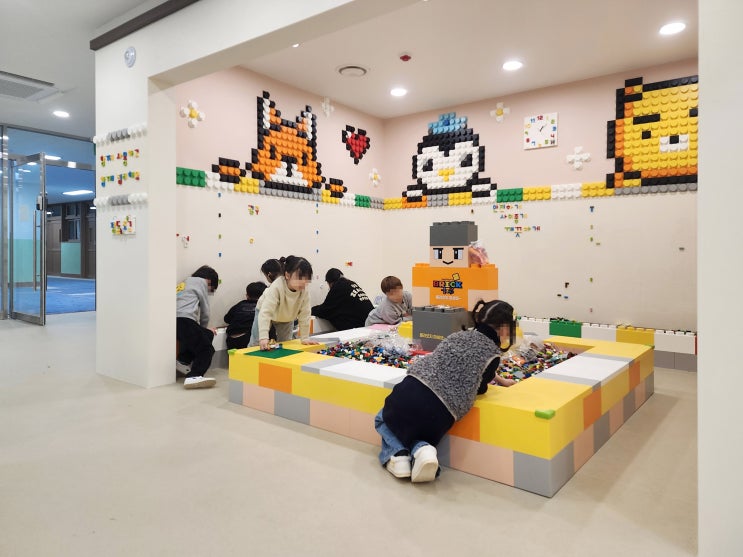  [레고벽/브릭풀 블록방]광주 평동초등학교 신축건물 중앙도서관 내 유희실_평동블럭놀이방_ㄱ자2면브릭월/모자이크월/브릭pool