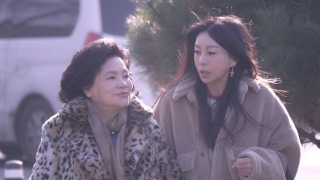  [TVis] 황신혜 母 “지금도 딸 통장 관리…딸은 용돈받아 써” (‘같이 삽시다’)