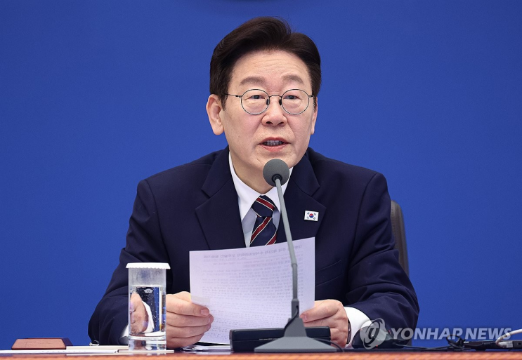  李대통령 "교복이 '등골 브레이커'라고…가격 적정성 살펴보라"