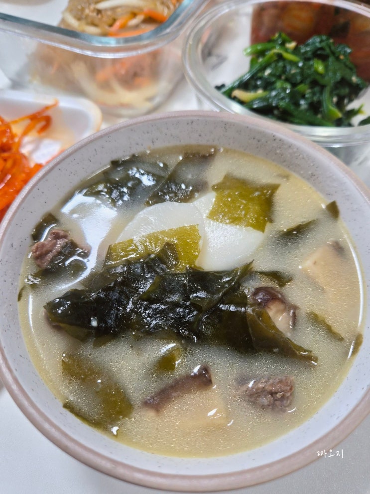  요린이 요리일기 자취생 간단한 소고기 미역 떡국 끓이는 법