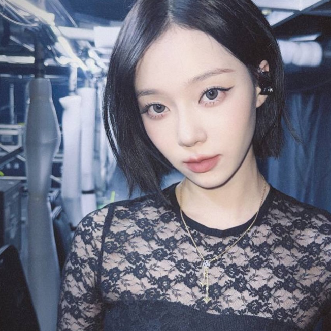 aespa Winter's Bob Layered Cut and A-Line Bob: A Summary of Her Airport Hairstyles