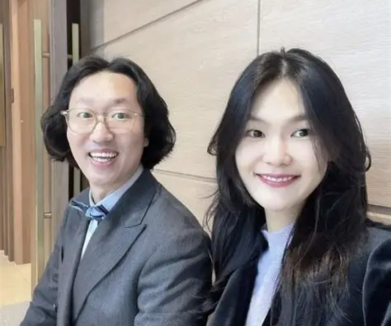 코미디언 김경진과 모델 전수민 부부가 소중한 쌍둥이 자녀를 품에 안으며 많은 축하를 받고....