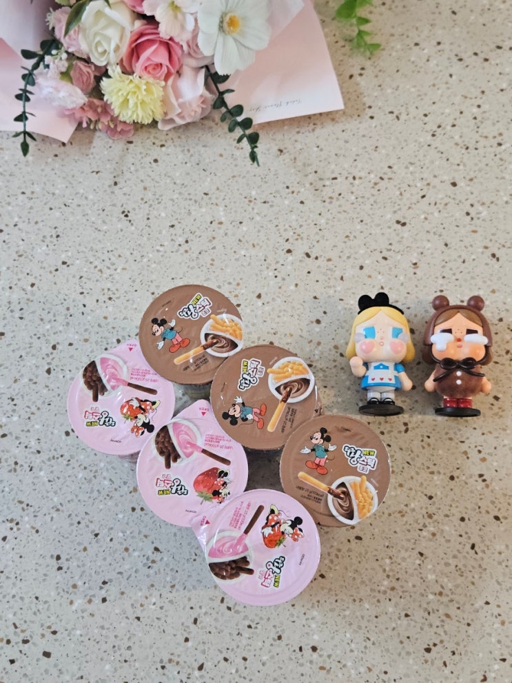  찍어 먹는 재미까지 완벽한 스위트조이 팡스틱 초코 딸기  탕비실간식으로 딱인 인기과자 추천