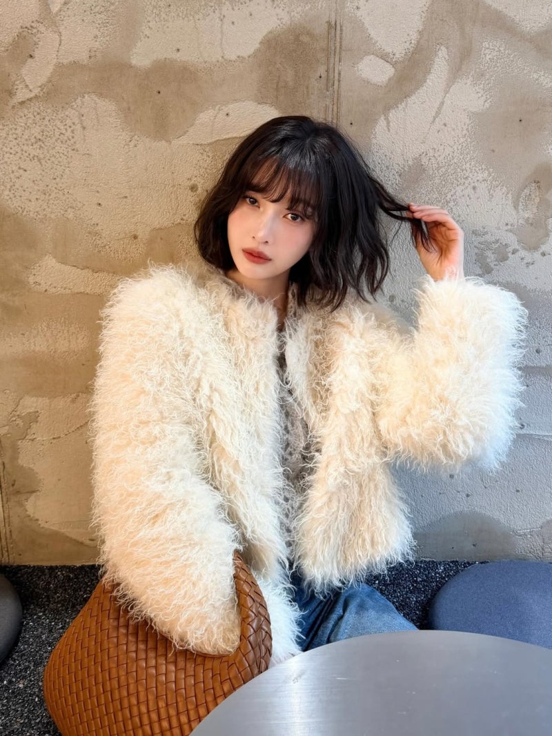 아이보리 페이크 퍼 자켓 스타일링의 정석을 보여준 레드벨벳 조이 일상 사복 코디 세련미