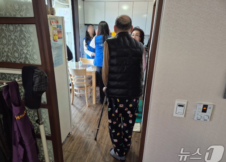  "요양보호사 없으면 생활이 힘들죠"…반신마비 독거노인 '나홀로 설'