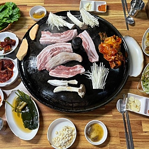 [수원]세류동 솥뚜껑 삼겹살 밑반찬 찐맛집 '33구이 통삼겹살'