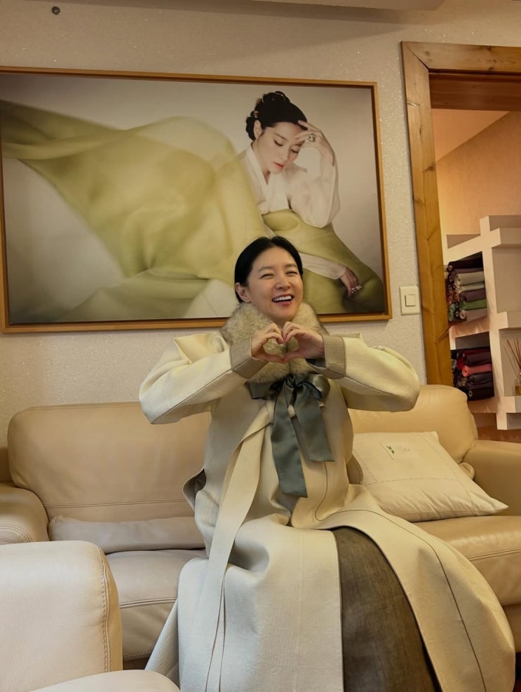  세월을 초월한 품격 인증한 대장금의 귀환! 55세 이영애 새해 한복 패션 자태 공개