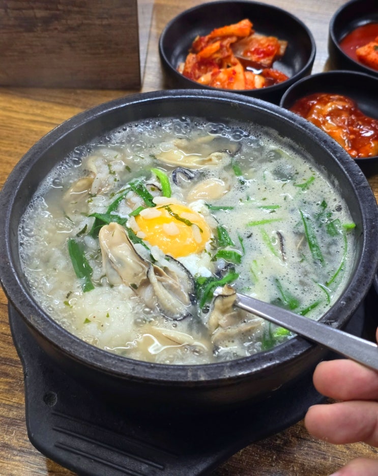 마포역 맛집! 실한 통영 굴국밥 전문점 - 김명자굴국밥 마포점