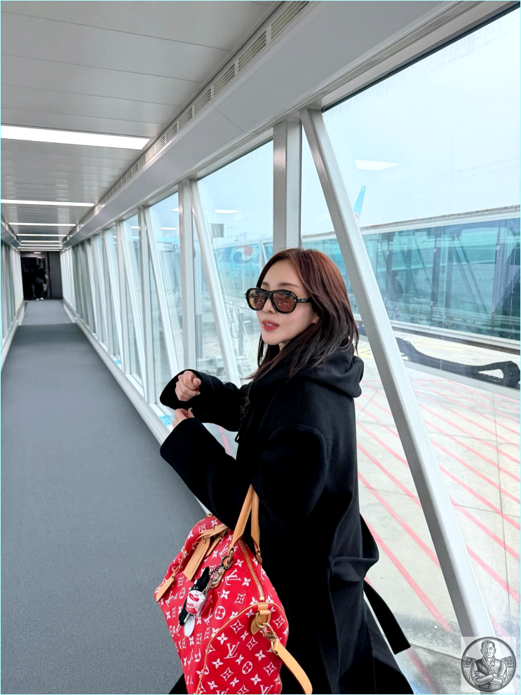  "천만 원 넘는 가방에 인형을?" 산다라박, 비행기 복도 마저 런웨이로 만든 역대급 공항 패션