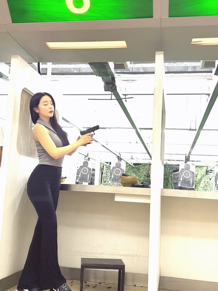  민소매에 부츠컷 패션으로 스타일을 완성한 홍진영, 사격장 몸매 실루엣